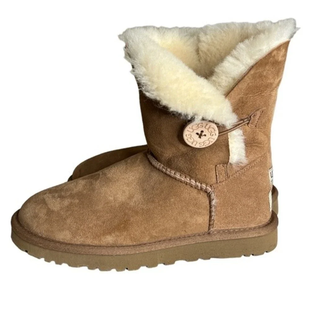 UGG Bailey Button II  Size 6